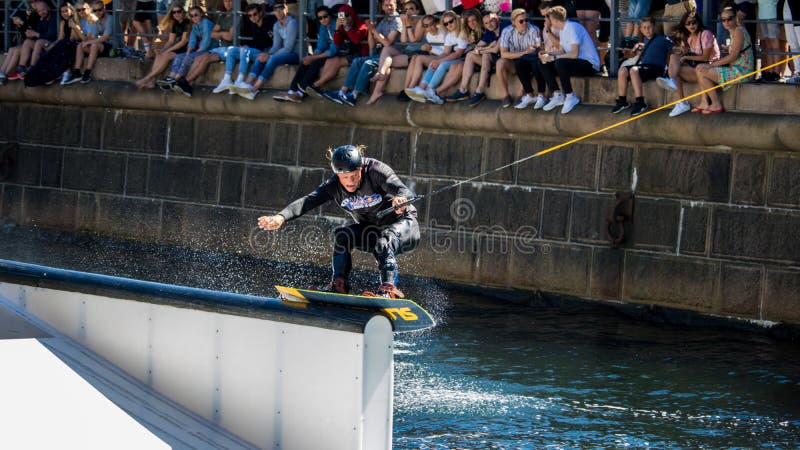 Den Wakeboard fristilryttaren gör trick på konkurrens royaltyfri foto Den Wakeboard fristilryttaren gör trick på konkurrens royaltyfri foto