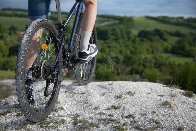 In den Wald, von der Radfahrerperspektive radfahren Sport und gesundes Leben Extremer Sport Bergbic