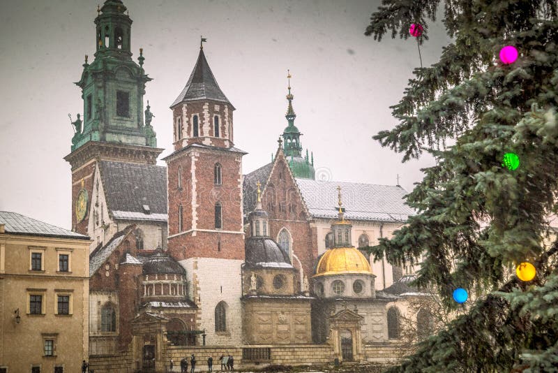 Den Wawel domkyrkan i Krakow under jul arkivbild Den Wawel domkyrkan i Krakow under jul arkivbild