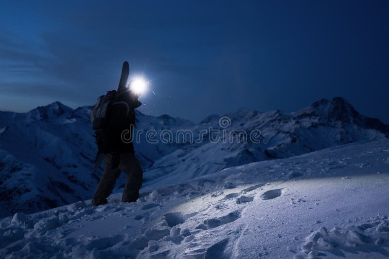 Den yrkesmässiga turisten begår klättring på det stora snöig berget på natten Den bärande ryggsäcken, pannlampa och skidar kläder arkivfoton Den yrkesmässiga turisten begår klättring på det stora snöig berget på natten Den bärande ryggsäcken, pannlampa och skidar kläder arkivfoton