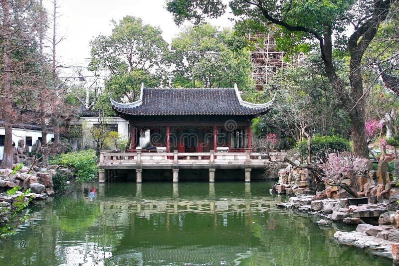 Den Yuyuan trädgården är en omfattande kinesträdgård som lokaliseras bredvid stadsgudtemplet i nordost av staden av Shanghai, Kin