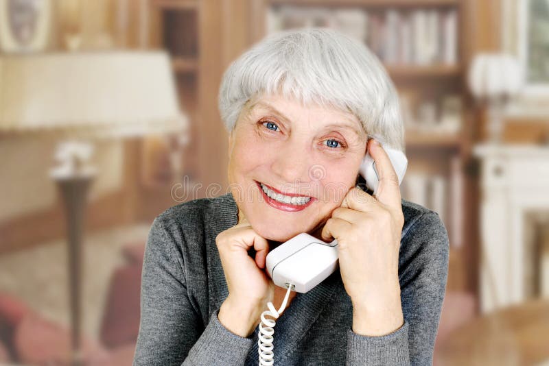 Den äldre kvinnan talar på telefonen, modern, farmor royaltyfria bilder Den äldre kvinnan talar på telefonen, modern, farmor royaltyfria bilder