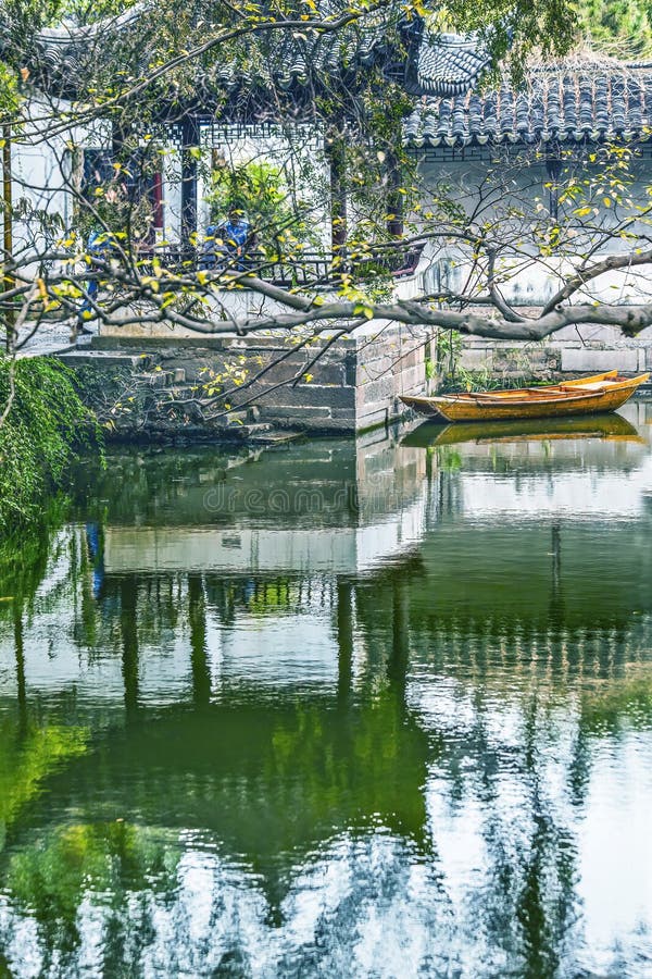 Den ödmjuke administratören suzhou china vid den gamla kinesiska pagda-reflektionsterträdgården arkivfoto