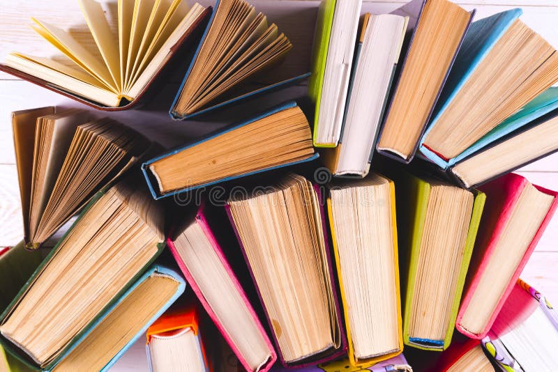 Den öppna boken, inbunden bok bokar på ljus färgrik bakgrund arkivbild