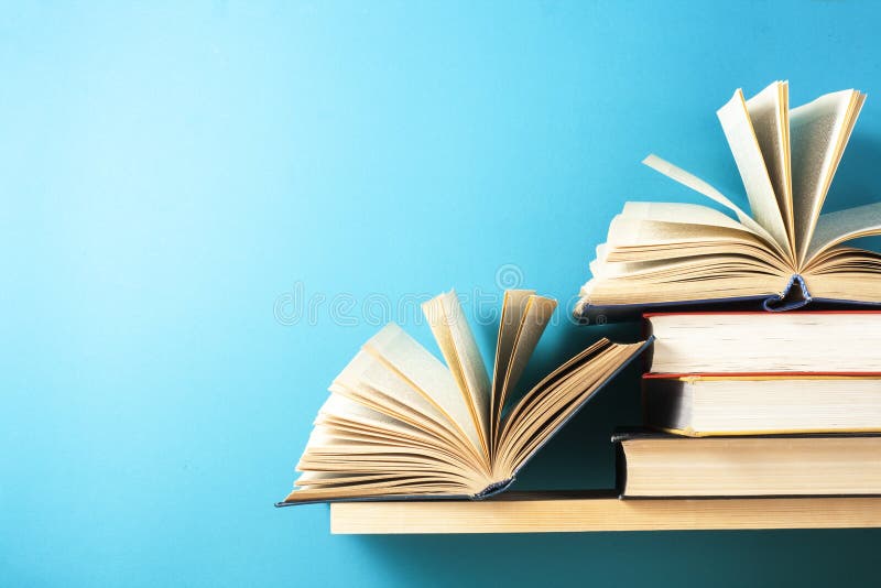 Den öppna boken, inbunden bok bokar på trätabellen sax och blyertspennor på bakgrunden av kraft papper tillbaka skola till Kopier arkivbilder Den öppna boken, inbunden bok bokar på trätabellen sax och blyertspennor på bakgrunden av kraft papper tillbaka skola till Kopier arkivbilder