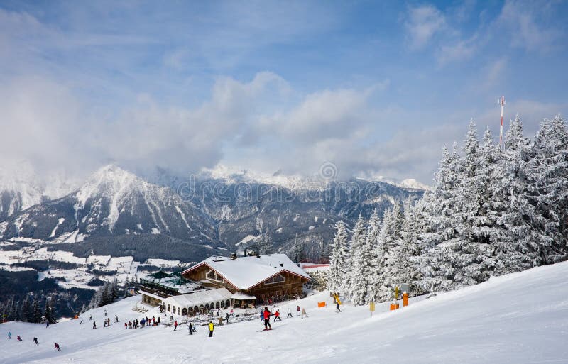den Österrike semesterorten schladming skidar royaltyfria foton den Österrike semesterorten schladming skidar royaltyfria foton