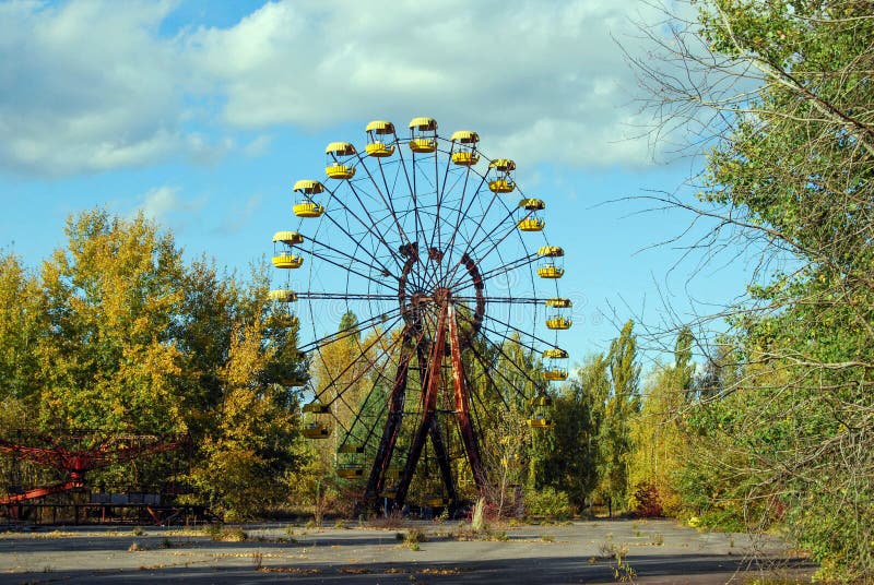 Den övergivna nöjesparken i pripyat efter kärnkraftskatastrofen i körnobyl