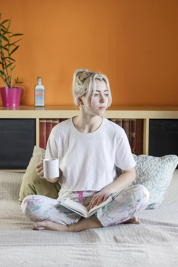denhaired nätta damen i pyjamas dricker hennes morgoncof royaltyfria foton denhaired nätta damen i pyjamas dricker hennes morgoncof royaltyfria foton