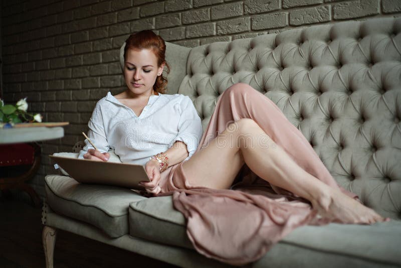 Denkende und zeichnende Künstlerin lizenzfreie stockfotos Denkende und zeichnende Künstlerin lizenzfreie stockfotos