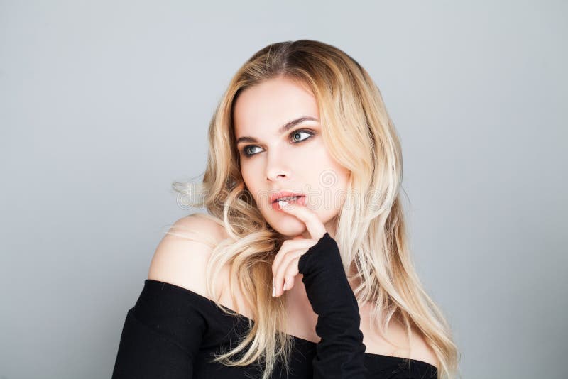 Denkende Vrouw met Blondehaar stock afbeelding Denkende Vrouw met Blondehaar stock afbeelding