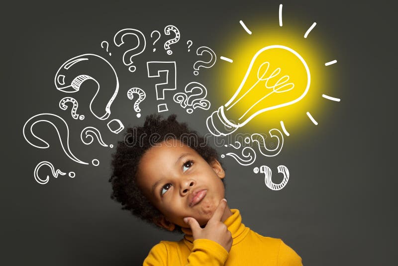 Denkenden Kinderjunge auf schwarzen Hintergrund Glühbirne und Fragezeichen. Brainstorming- und Ideenkonzept