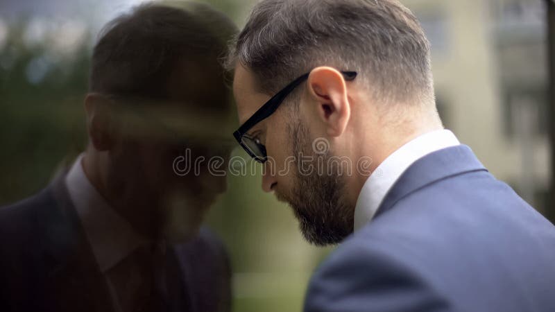 Denkender Manager, der auf Bürowand, Arbeitsausfallproblem, Frustration sich lehnt lizenzfreie stockbilder Denkender Manager, der auf Bürowand, Arbeitsausfallproblem, Frustration sich lehnt lizenzfreie stockbilder