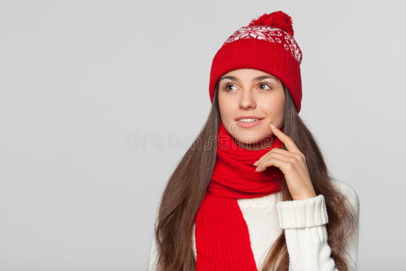 Denkendes Betrachten der Schönheit zur Seite leerem Kopienraum Winterkonzept-Lächelnmädchen, das gestrickten warmen Hut und Schal stockbild Denkendes Betrachten der Schönheit zur Seite leerem Kopienraum Winterkonzept-Lächelnmädchen, das gestrickten warmen Hut und Schal stockbild
