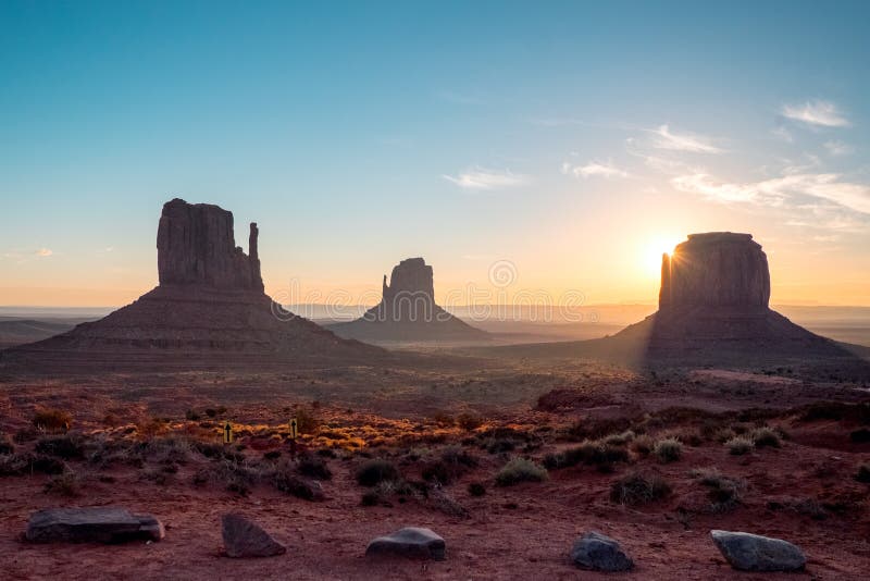 Denkmal-Tal am Sonnenaufgang stockfoto Denkmal-Tal am Sonnenaufgang stockfoto