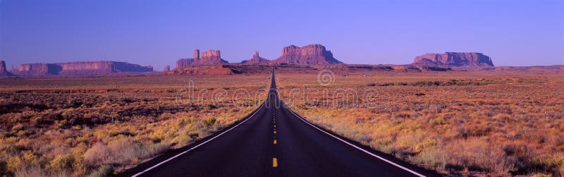Denna är Route 163 som kör till och med Navajoindierreservationen Vägen kör upp mitten och får mindre in i oändlighet _