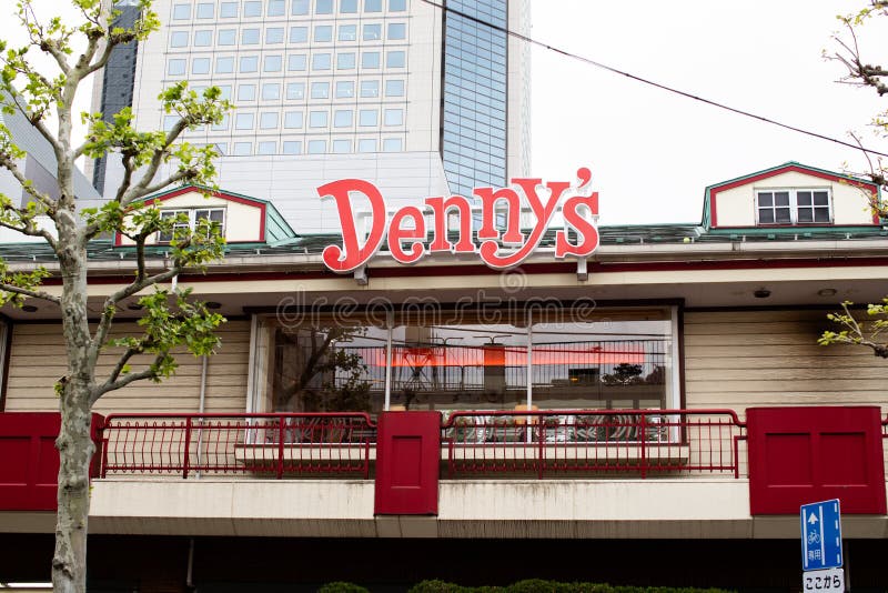 Denny igualmente conhecido como o jantar de Denny em algum do signage dos lugar ? um restaurante americano do jantar-estilo do se fotografia de stock royalty free Denny igualmente conhecido como o jantar de Denny em algum do signage dos lugar ? um restaurante americano do jantar-estilo do se fotografia de stock royalty free