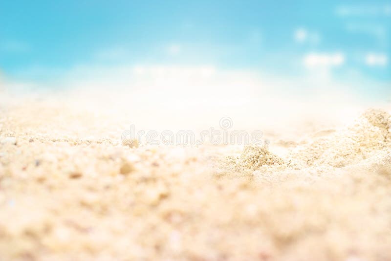 Denny piasek plaży letni dzień i natury tło, miękka ostrość