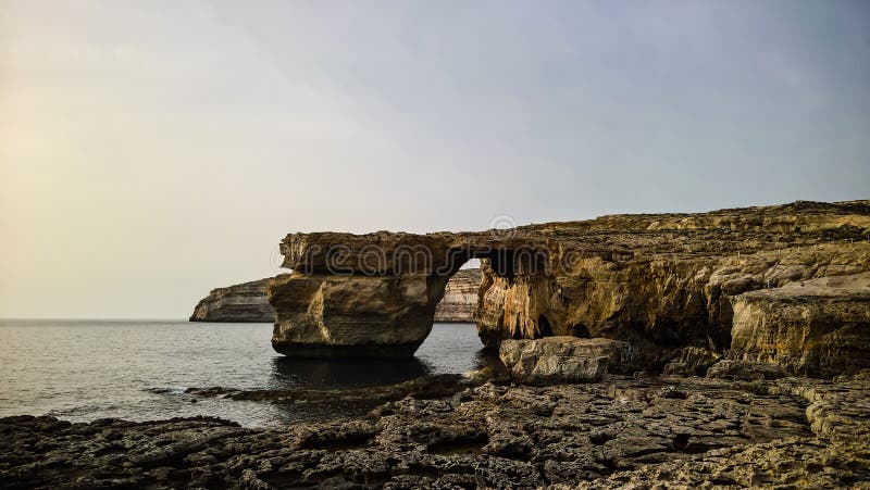 Denny widok Lazurowy nadokienny naturalny łuk, teraz znikający, Gozo wyspa, Malta fotografia stock Denny widok Lazurowy nadokienny naturalny łuk, teraz znikający, Gozo wyspa, Malta fotografia stock