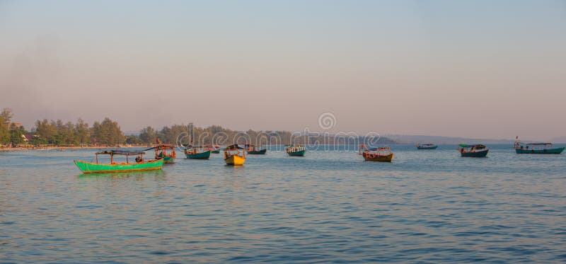 Denny widok z khmer łodziami, plaża Sihanoukville Kambodża obrazy stock Denny widok z khmer łodziami, plaża Sihanoukville Kambodża obrazy stock