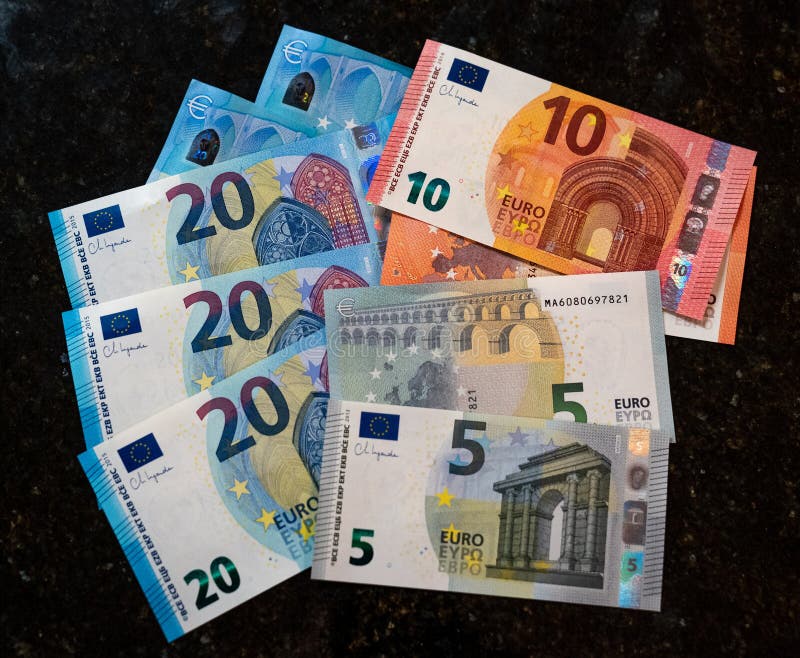 https://thumbs.dreamstime.com/b/denominations-%E2%82%AC-notes-issued-pile-banknotes-euro-common-currency-eurozone-national-central-banks-eurosystem-276953353.jpg