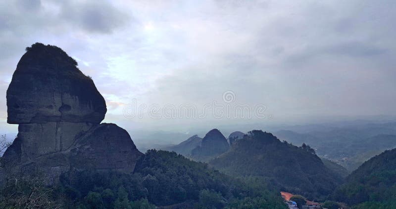 Denominação estranha da montanha, fazendo povos corar fotografia de stock Denominação estranha da montanha, fazendo povos corar fotografia de stock