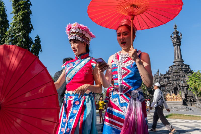 DENPASAR/BALI-GIUGNO 15 2019: I ballerini di Yunan-China, indossando un costume colorato, stavano camminando dopo la loro esibizi immagine stock DENPASAR/BALI-GIUGNO 15 2019: I ballerini di Yunan-China, indossando un costume colorato, stavano camminando dopo la loro esibizi immagine stock
