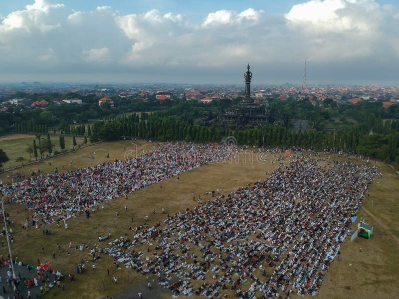 DENPASAR, BALI/INDONESIA- 5 DE JUNHO DE 2019: A vista do ar da oração de Eid al-Fitr em 2019 no campo de Puputan Renon Eid Prayer fotografia de stock royalty free DENPASAR, BALI/INDONESIA- 5 DE JUNHO DE 2019: A vista do ar da oração de Eid al-Fitr em 2019 no campo de Puputan Renon Eid Prayer fotografia de stock royalty free