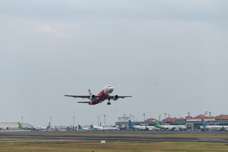 DENPASAR,BALI/INDONESIA-GIUGNO 2019: Al via il Airplane Airplane Model Airbus Model dall'aeroporto internazionale di Bali di Ngur fotografie stock DENPASAR,BALI/INDONESIA-GIUGNO 2019: Al via il Airplane Airplane Model Airbus Model dall'aeroporto internazionale di Bali di Ngur fotografie stock