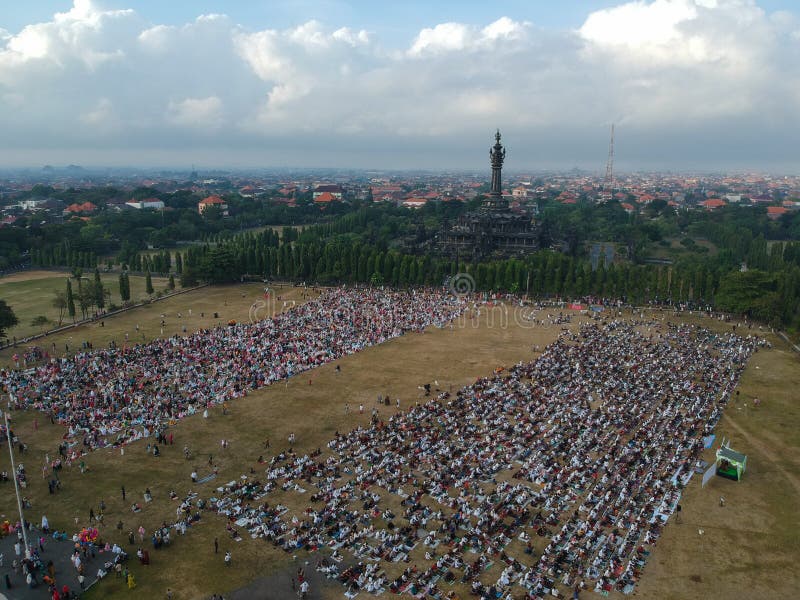 DENPASAR, BALI/INDONESIA- 5. JUNI 2019: Die Ansicht von der Luft des Eid al-Fitr-Gebets im Jahre 2019 an Feld Puputan Renon Eid P stockbild DENPASAR, BALI/INDONESIA- 5. JUNI 2019: Die Ansicht von der Luft des Eid al-Fitr-Gebets im Jahre 2019 an Feld Puputan Renon Eid P stockbild
