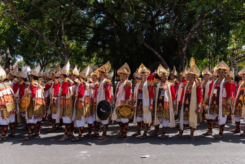 15 denpasar/bali-JUNI 2019: Baris Gede-de dansers stellen het voorbereidingen treffen voor de show bij de openingsceremonie van d royalty-vrije stock fotografie 15 denpasar/bali-JUNI 2019: Baris Gede-de dansers stellen het voorbereidingen treffen voor de show bij de openingsceremonie van d royalty-vrije stock fotografie
