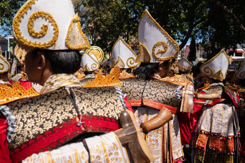 15 denpasar/bali-JUNI 2019: Baris Gede-de dansers stellen het voorbereidingen treffen voor de show bij de openingsceremonie van d royalty-vrije stock afbeelding 15 denpasar/bali-JUNI 2019: Baris Gede-de dansers stellen het voorbereidingen treffen voor de show bij de openingsceremonie van d royalty-vrije stock afbeelding
