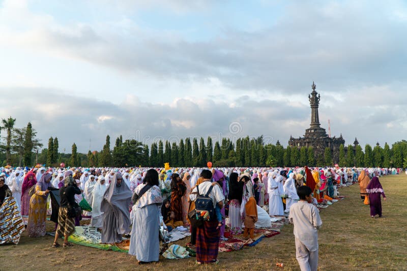 I Musulmani Festeggiano La Pasqua Denpasarbalijune 05 2019 : L'atmosfera Mattutina Dei Musulmani Balinesi