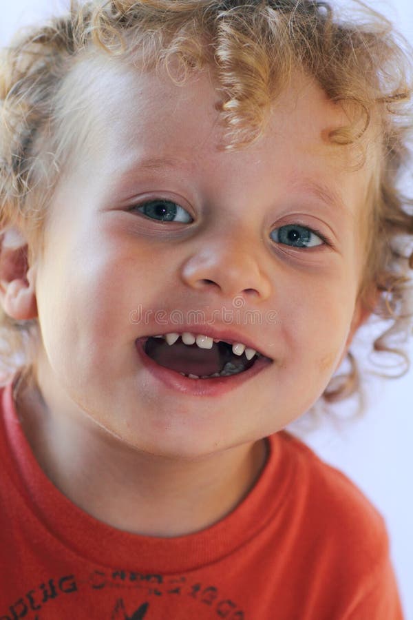 Garçon Blond Heureux De 2 Ans Manquant Une Dent Photo stock - Image du  adorable, expression: 19581592