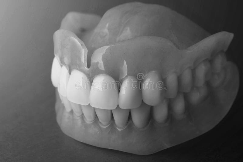 dentaduras Isolado na prótese acrílica do fundo branco do huma foto de stock dentaduras Isolado na prótese acrílica do fundo branco do huma foto de stock