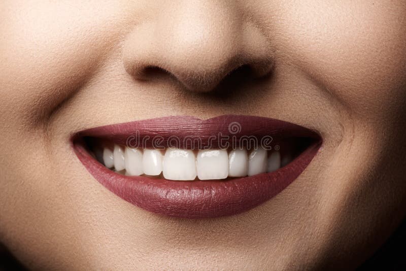 dentaire Le sourire heureux avec les lèvres rouges préparent, les dents saines blanches photographie stock libre de droits dentaire Le sourire heureux avec les lèvres rouges préparent, les dents saines blanches photographie stock libre de droits