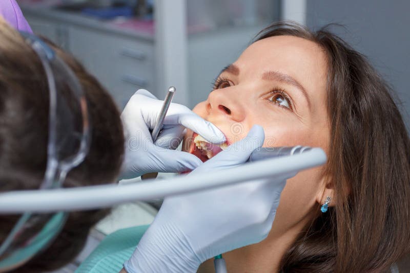 Dentes da cavidade oral ou do tratamento do exame, escritório dental de visita, fundo borrado fotografia de stock Dentes da cavidade oral ou do tratamento do exame, escritório dental de visita, fundo borrado fotografia de stock
