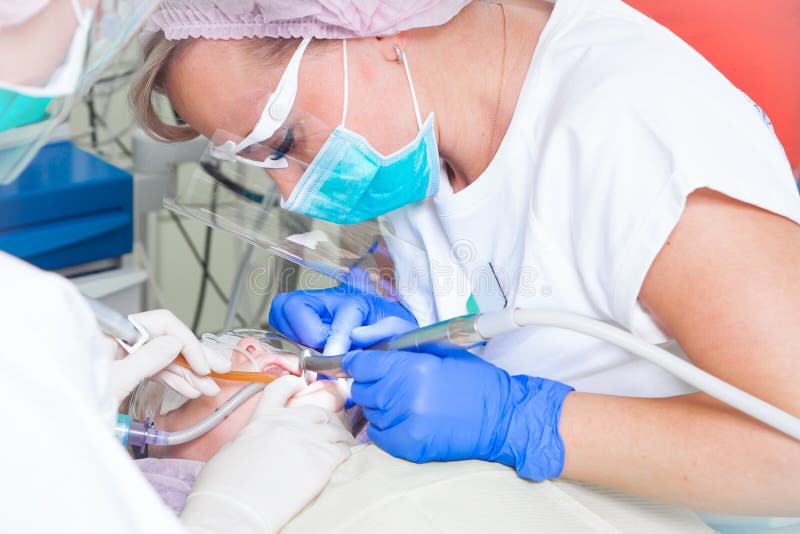Denti dell'ossequio del dentista immagini stock libere da diritti Denti dell'ossequio del dentista immagini stock libere da diritti
