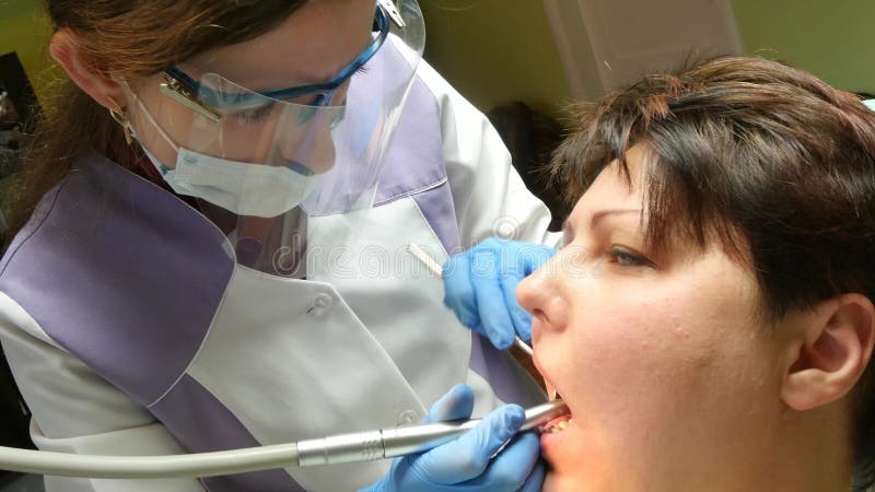 Denti 4k dei pazienti di Working At Her del dentista della donna