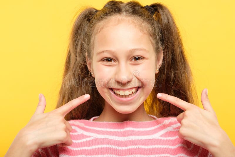 Denti sani della ragazza del punto di sorriso del dentista felice del bambino fotografia stock libera da diritti
