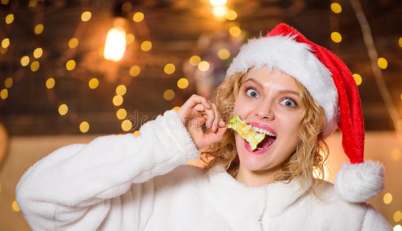 Denti sani e forti anno nuovo felice preparazione di natale donna mangia mela decorazione di xmas ragazza di santa rossa fotografie stock Denti sani e forti anno nuovo felice preparazione di natale donna mangia mela decorazione di xmas ragazza di santa rossa fotografie stock