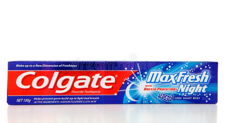 Dentifricio in pasta fresco massimo di formula di notte della Colgate fotografia stock libera da diritti Dentifricio in pasta fresco massimo di formula di notte della Colgate fotografia stock libera da diritti