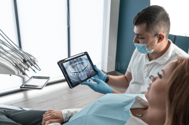 Dentistul examinează cu atenție starea cavității bucale a pacienților cu imagini CT și RMN și dezvoltă o royalty free stock images