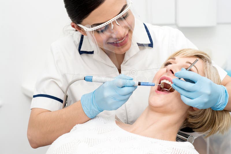 Sorridente, femmina, dentista procedura di pulizia dei denti.