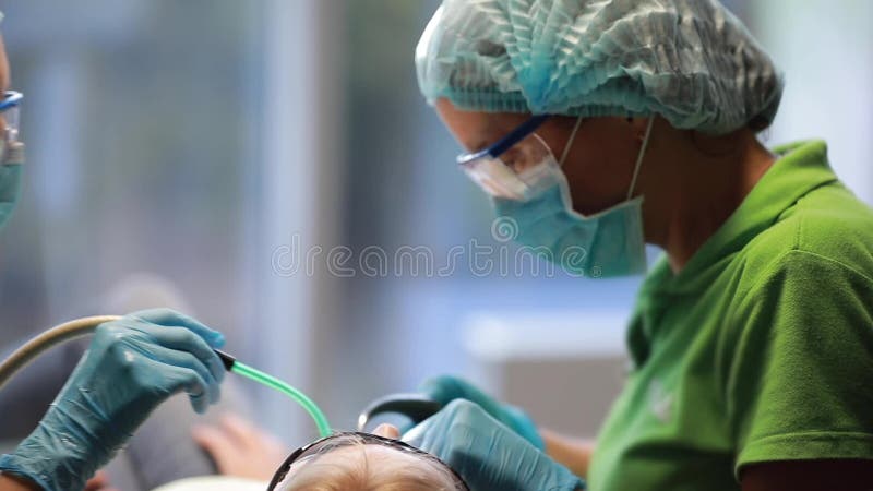 Dentista che lavora con il paziente, denti di odontoiatria in clinica