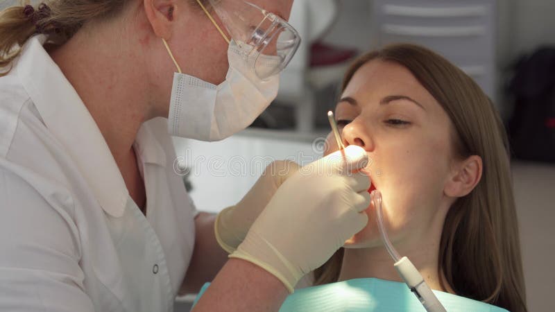 Dentista che tratta i denti al paziente della donna in clinica Medico professionista femminile sul lavoro Controllo dentale