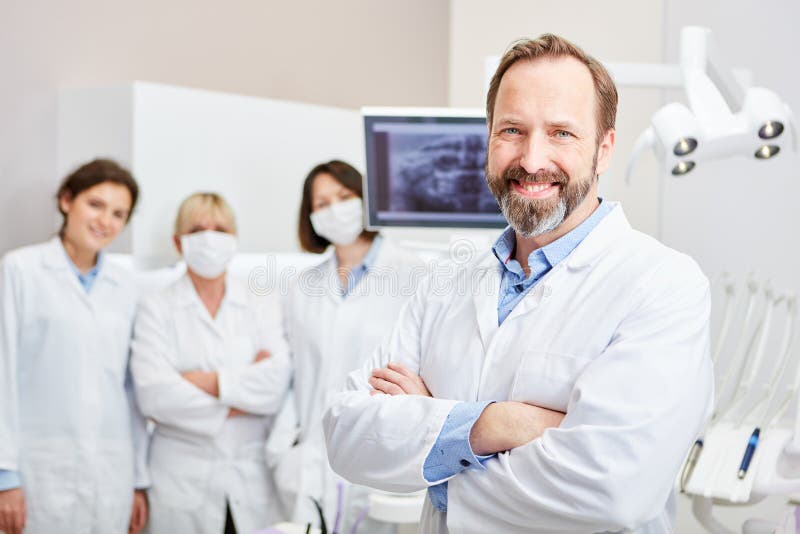 Dentista com equipe para treinamento na clínica dentária