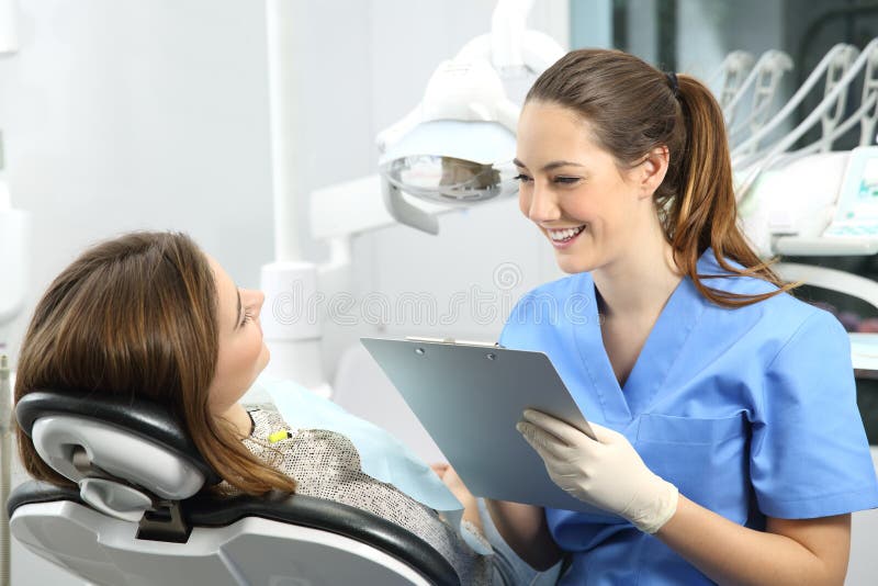 Dentista con historial médico que pide a un paciente