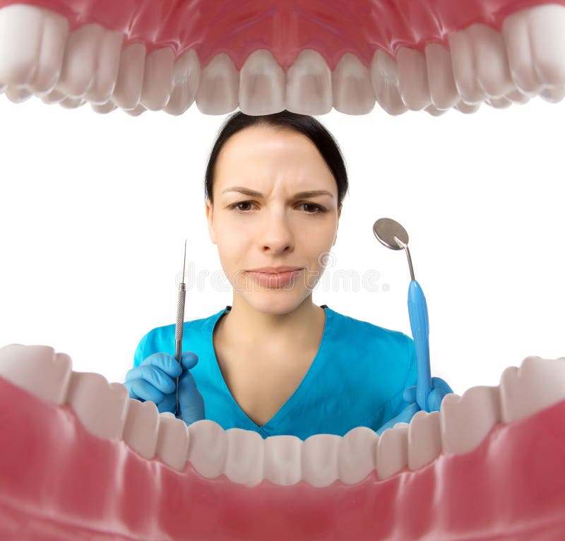 Dentista con las herramientas El concepto de odontología, el blanquear, oral hygien imágenes de archivo libres de regalías Dentista con las herramientas El concepto de odontología, el blanquear, oral hygien imágenes de archivo libres de regalías