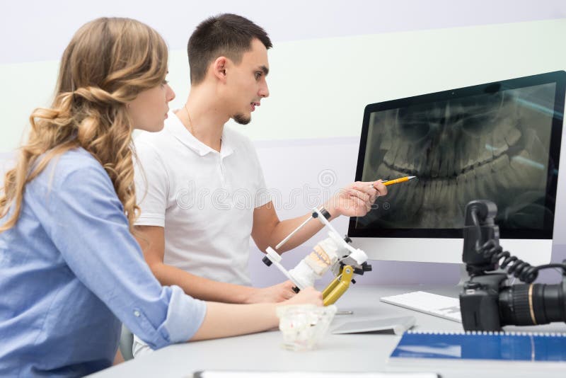 Dentista e paziente immagini stock libere da diritti Dentista e paziente immagini stock libere da diritti
