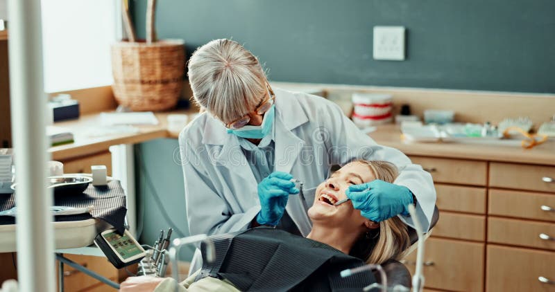 Dentista e specchietto per consultazione igiene orale e pulizia o trattamento della bocca. valutazione delle donne